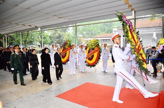 Đoàn Chủ tịch nước CHXHCN Việt Nam do Phó Chủ tịch nước Đặng Thị Ngọc Thịnh làm Trưởng đoàn vào viếng nguyên Chủ tịch nước Lê Đức Anh.
