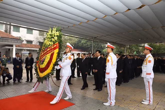 Đoàn Chính phủ do Thủ tướng Nguyễn Xuân Phúc làm Trưởng đoàn vào viếng nguyên Chủ tịch nước Lê Đức Anh.