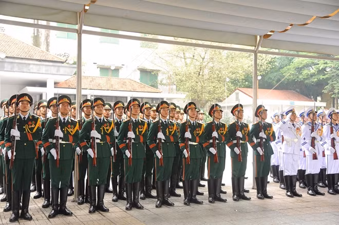 Trước giờ làm Lễ truy điệu, đội tiêu binh, cỗ linh xa đều đã vào vị trí, sẵn sàng đưa nguyên Chủ tịch nước Lê Đức Anh về nơi yên nghỉ vĩnh hằng.