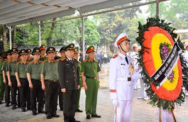Đoàn Đảng uỷ Công an Trung ương, Bộ Công an do Đại tướng Tô Lâm, Uỷ viên Bộ Chính trị, Bí thư Đảng uỷ Công an Trung ương, Bộ trưởng Bộ Công an làm Trưởng đoàn vào viếng nguyên Chủ tịch nước Lê Đức Anh.