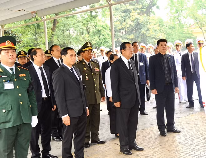 Đoàn Campuchia do Thủ tướng Hun Sen dẫn đầu vào viếng nguyên Chủ tịch nước Lê Đức Anh.