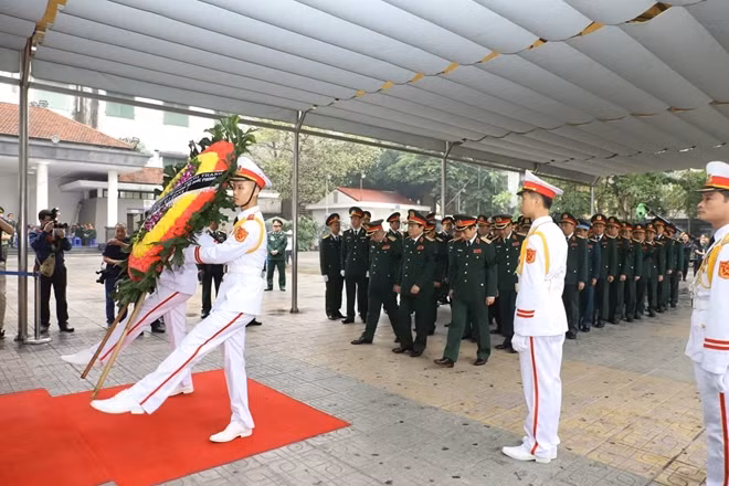 Đoàn Quân uỷ Trung ương, Bộ Quốc phòng do Đại tướng Ngô Xuân Lịch Uỷ viên Bộ Chính trị, Phó Bí thư Quân uỷ Trung ương, Bộ trưởng Bộ Quốc phòng làm Trưởng đoàn vào viếng nguyên Chủ tịch nước Lê Đức Anh.