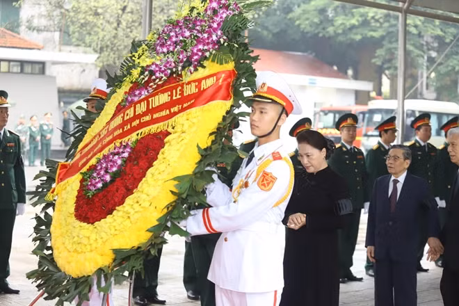 Đoàn Quốc hội do đồng chí Nguyễn Thị Kim Ngân, Chủ tịch Quốc hội, làm Trưởng đoàn vào viếng nguyên Chủ tịch nước Lê Đức Anh.
