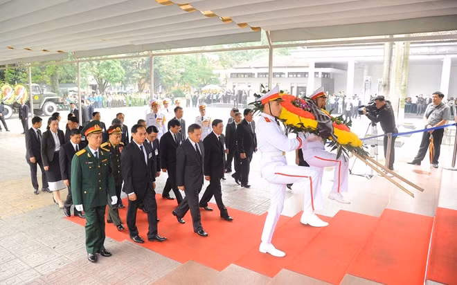 Chủ tịch Trung ương Mặt trận Lào xây dựng đất nước Saysomphone Phomvihane dẫn đầu đoàn Lào vào viếng nguyên Chủ tịch nước Lê Đức Anh.
