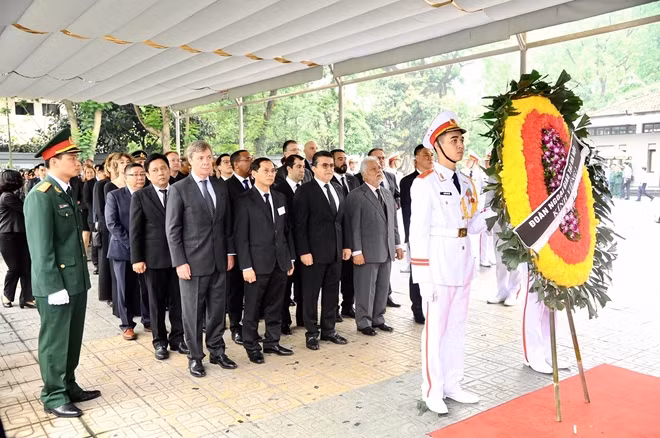 Đoàn Ngoại giao tại Hà Nội vào viếng nguyên Chủ tịch nước Lê Đức Anh.