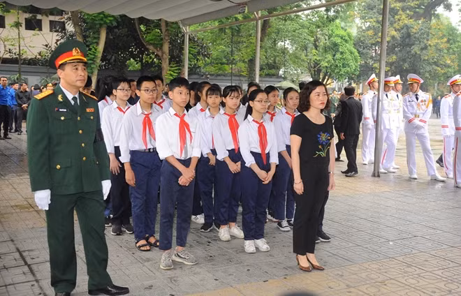 Đoàn thanh, thiếu niên thành phố Hà Nội vào viếng nguyên Chủ tịch nước Lê Đức Anh.