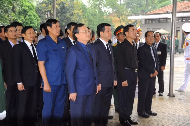 Đoàn lãnh đạo các tỉnh, thành vào viếng nguyên Chủ tịch nước Lê Đức Anh.