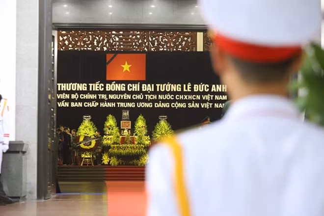 Linh cữu đồng chí Lê Đức Anh được quàn tại vị trí trang trọng nhất, chính giữa đài lễ tại Nhà Tang lễ số 5 Trần Thánh Tông.