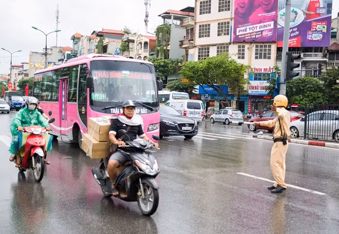 Chiến sĩ CSGT thuộc Đội CSGT số 14 ra hiệu lệnh dừng xe khách vi phạm trên tuyến đường Giải Phóng.