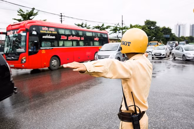 Chiến sĩ CSGT thuộc Đội CSGT số 14 điều tiết giao thông tại nút giao Giải Phóng- Trương Định.