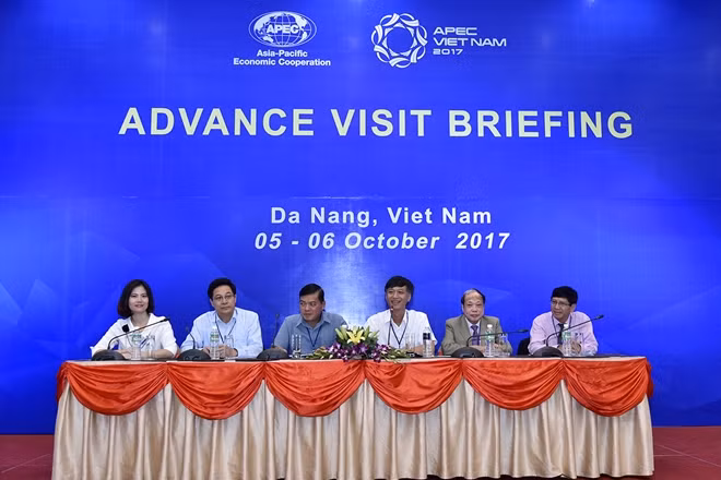 Đại diện các cơ quan thuộc Ủy ban quốc gia APEC 2017 tại họp báo.