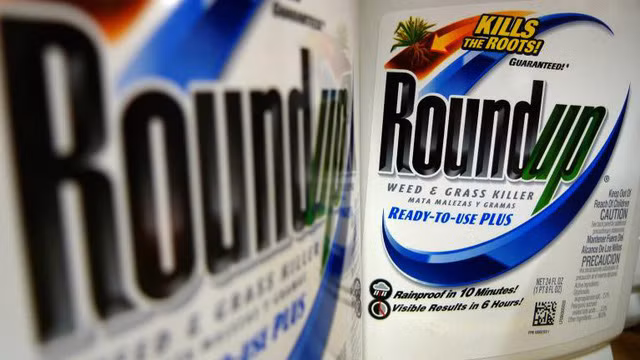 Vỏ các loại thuốc diệt cỏ của Monsanto. Ảnh: Reuters