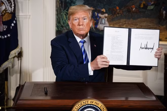 Tổng thống Mỹ Trump ký lệnh rút Washington khỏi thỏa thuận hạt nhân Iran. Ảnh: Reuters