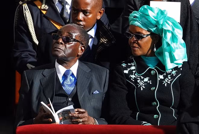 Dù vậy, các lực lượng vũ trang tại Zimbabwe vẫn trung thành tuyệt đối với ông Mugabe cho tới khi vợ ông là bà Mugabe lộ rõ tham vọng quyền lực. Bà này muốn kế nhiệm chồng trong cuộc bầu cử vào năm sau.