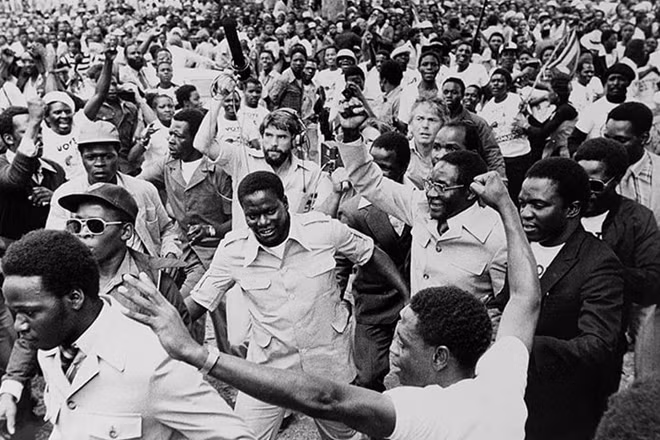 Mặc dù vậy, trước khi đưa Zimbabwe giành độc lập từ Anh. Ông bị bắt giam và được thả vào năm 1974 và được coi là anh hùng đấu tranh cho độc lập cũng như là một lãnh đạo có học vấn cao.