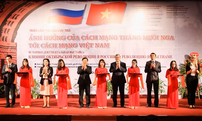 Các đại biểu cắt băng khai mạc triển lãm.