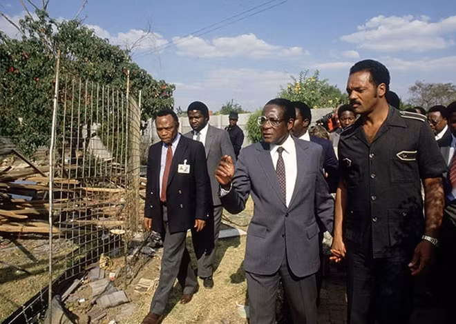 Ông Mugabe khi đó đã cam đoan và thuyết phục 200.000 người da trắng ở lại đất nước vừa độc lập của ông. Nền nông nghiêp của Zimbawe khi ấy là niềm mơ ước của toàn châu Phi và nằm trong tay các ông chủ da trắng.