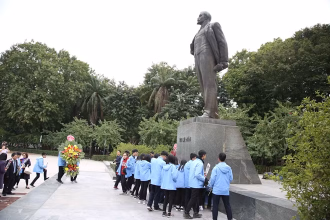 Dâng hoa tưởng nhớ vị lãnh tụ vĩ đại V.I. Lenin.