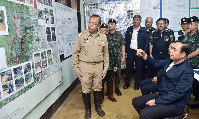 Thủ tướng Thái Lan Prayut Chan-o-cha (ngồi ghế) được báo cáo về chiến dịch giải cứu. Ảnh: Bangkok Post