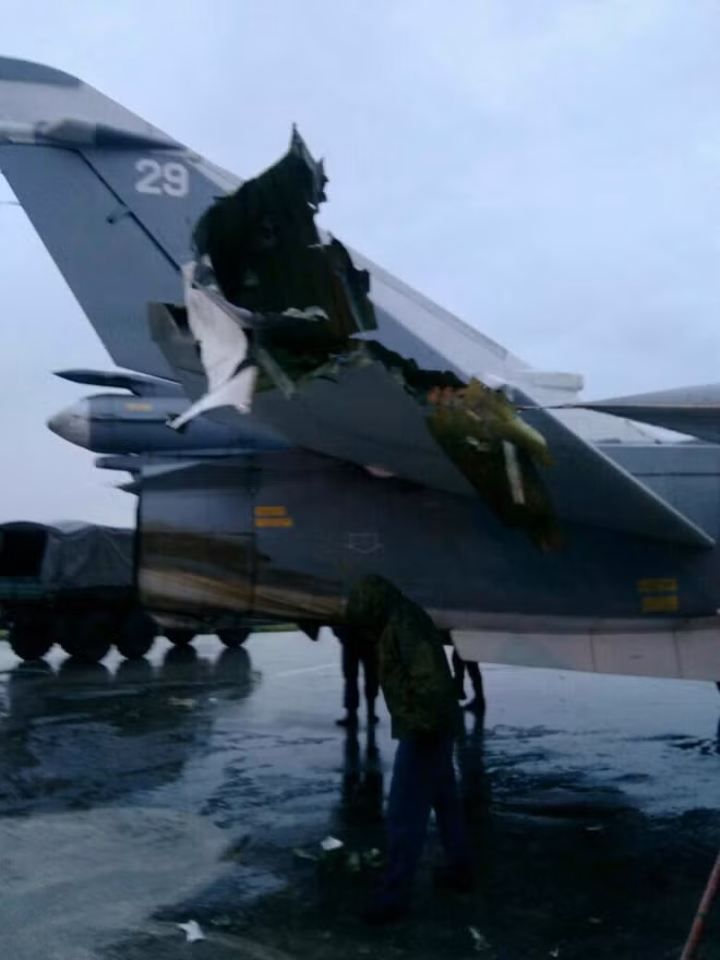 Hình ảnh chiến đấu cơ Su-24 bị rách toạc phần đuôi do nhà báo Saponkov đăng tải.