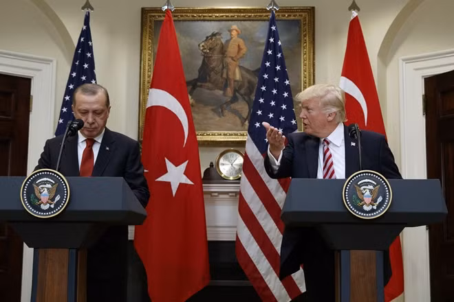 Tổng thống Thổ Nhĩ Kỳ Tayyip Erdogan và Tổng thống Mỹ Donald Trump. Ảnh: AP
