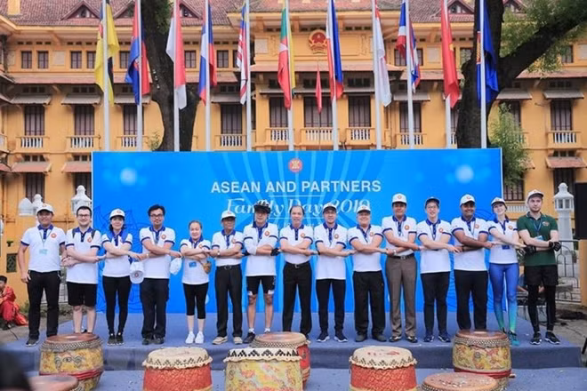 Sáng 18-8, tại Hà Nội, Bộ Ngoại giao tổ chức Ngày Gia đình ASEAN năm 2019. Chương trình có sự tham gia của lãnh đạo, cán bộ, nhân viên Bộ Ngoại giao, Đại sứ, Đại biện, đại diện đại sứ quán các nước ASEAN và các đối tác của ASEAN, với nhiều hoạt động thể thao, giao lưu văn nghệ và ẩm thực.