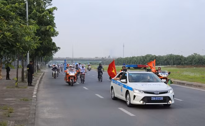 Toàn bộ hành trình của đoàn đạp xe từ Tôn Thất Đàm tới Lê Quang Đạo được dẫn đường bởi lực lượng Cảnh sát giao thông Hà Nội. Cả đoàn đều tới đích an toàn sau 30-45 phút.