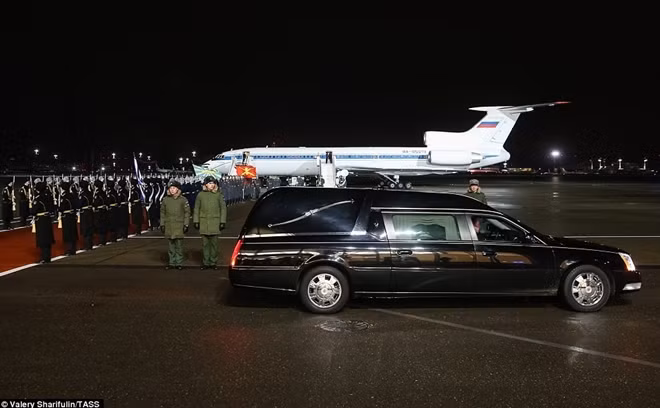 Linh cữu Đại sứ Andrey Karlov được đưa đi khỏi sân bay Vnukovo tại Moscow. Ảnh: TASS.