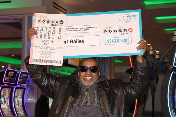 Robert Bailey tươi cười nhận giải độc đắc. Ảnh: NYPost