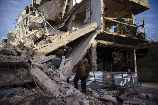 Một ngôi nhà đổ nát ở thị trấn Douma, Đông Ghouta sau các cuộc không kích. Ảnh: Reuters
