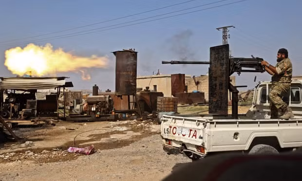Dân quân người Kurd nã đạn về phía lực lượng Thổ Nhĩ Kỳ. Ảnh: Getty Images