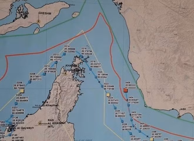 Tấm bản đồ do Ngoại trưởng Iran đăng tải, trong đó đường màu xanh là lộ trình di chuyển của UAV Mỹ, trong khi đường màu đỏ là lãnh hải Iran.