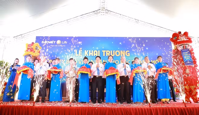 Các đại biểu cắt băng khai trương Công ty Bảo Việt Nhân thọ Bắc Thanh Hóa.