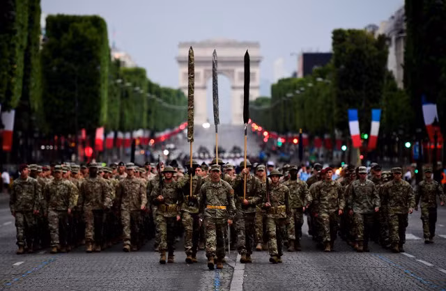 Binh lính Pháp duyệt binh trên Đại lộ Champs-Élysées mừng Quốc khánh. Ảnh: EPA