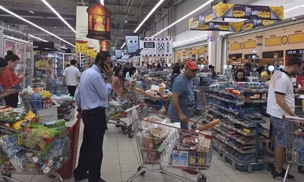 Người dân Qatar rời siêu thị với những chiếc xe đầy nhu yếu phẩm cơ bản. Ảnh: AP