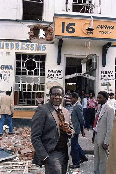 Tuy nhiên, dường như những kế hoạch của ông Mugabe không có tác dụng. Zimbabwe trong những năm sau đó ngày càng tụt hậu hơn so với phần còn lại của thế giới. Tuy nhiên, dường như những kế hoạch của ông Mugabe không có tác dụng. Zimbabwe trong những năm sau đó ngày càng tụt hậu hơn so với phần còn lại của thế giới.