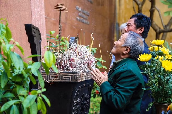 Tại khu di tích, đoàn đã thành kính đặt hoa, dâng hương tri ân trước Đài tưởng niệm các anh hùng, liệt sĩ Hỏa Lò. Trong không khí thiêng liêng, đoàn đã dành một phút mặc niệm, tưởng nhớ những anh hùng, liệt sĩ hi sinh cống hiến trong sự nghiệp giải phóng dân tộc và bảo vệ Tổ quốc Việt Nam.