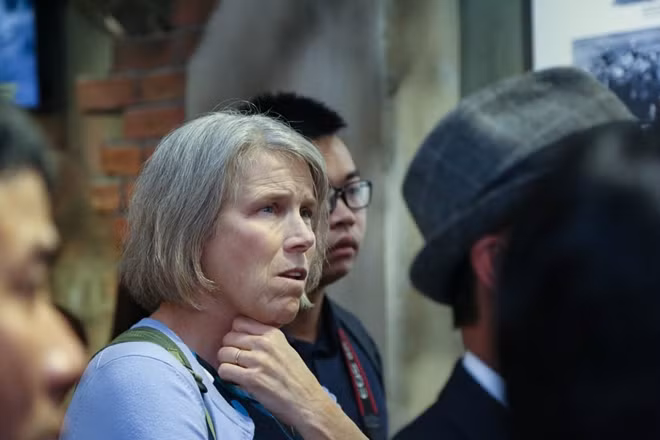 Còn đối với Nora Kubach, cô đến Việt Nam cùng với đoàn với tư cách là một nhà văn, nhà biên tập của bộ phim tư liệu “Dự án hai phía”. Chính vì vậy, cùng với cái nhìn của người nghệ sĩ, Nora tin rằng những địa chỉ như nhà tù Hỏa Lò thực sự là một bằng chứng hùng hồn để những người trẻ trong thế hệ ngày nay có thể đến tham quan, tìm hiểu và qua đó tăng cường hiểu biết để chống lại chiến tranh trên toàn cầu.