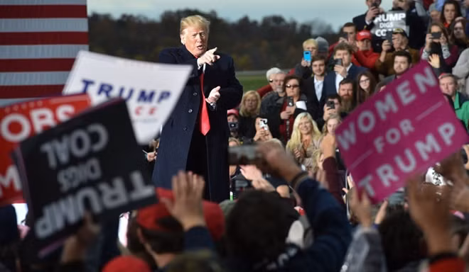Tổng thống Trump trong vòng vây của người ủng hộ. Ảnh: Reuters