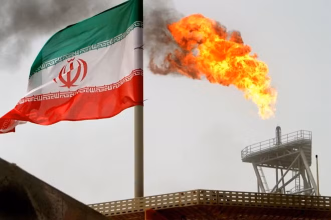 Nhiều người lo ngại giá dầu sẽ tăng cao vì các đòn trừng phạt của Mỹ nhằm vào Iran.