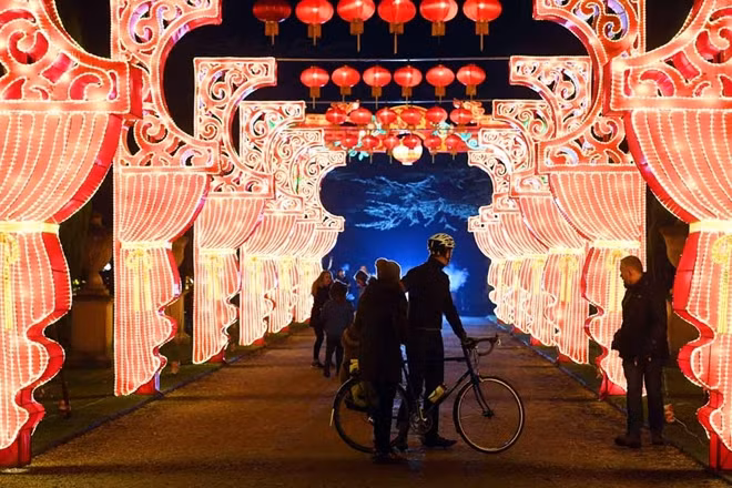 Nơi đâu có người Đông Á sinh sống, nơi đó có Tết. Người dân London ngạc nhiên trước một con phố được trang trí lộng lẫy tại khu vực có đông người Trung Quốc sinh sống. Ảnh: Chinadailynews