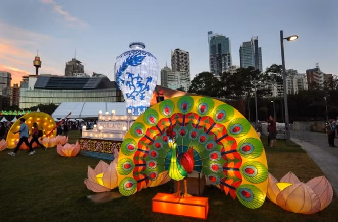Những chiếc đèn lồng khổng lồ hình với hình ảnh những linh thú được trưng bày ở Sydney, Australia. Ảnh: Reuters