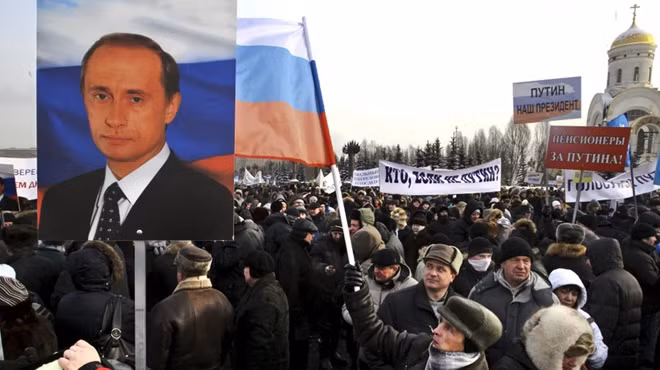 Người ủng hộ Tổng thống Putin tuần hành trước cuộc bỏ phiếu bầu Tổng thống Nga năm 2012. Ảnh: ITN