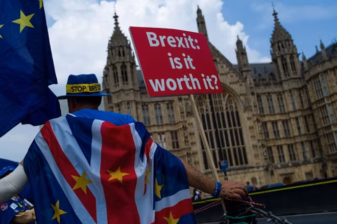 Người đàn ông mang tấm biển "Brexit liệu có đáng?". Ảnh: Getty Images