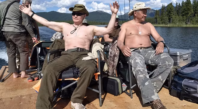 Tổng thống Putin và Bộ trưởng Quốc phòng Nga Shoigu mình trần tắm nắng trong chuyến thăm Tuva vào năm ngoái. Ông Shoigu được đánh giá là một người bạn thân thiết của Tổng thống Nga, thường xuyên có mặt trong các sự kiện ngoài lề chính trị cùng ông Putin. Tổng thống Putin và Bộ trưởng Quốc phòng Nga Shoigu mình trần tắm nắng trong chuyến thăm Tuva vào năm ngoái. Ông Shoigu được đánh giá là một người bạn thân thiết của Tổng thống Nga, thường xuyên có mặt trong các sự kiện ngoài lề chính trị cùng ông Putin.