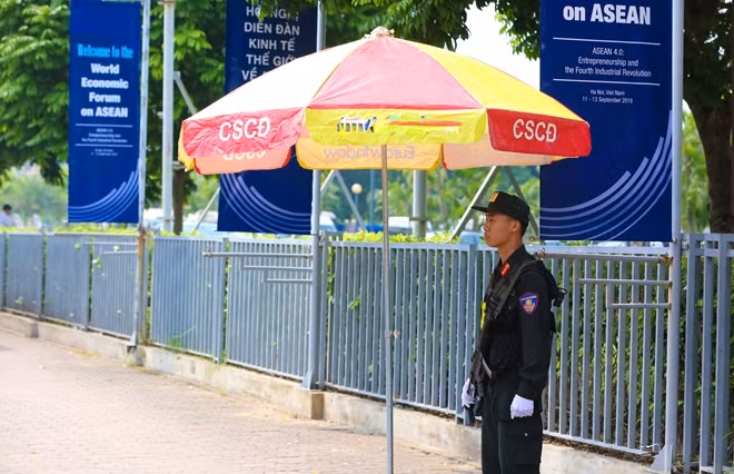 Các chiến sĩ CAND cũng được điều động để bảo đảm tuyệt đối công tác an ninh trong thời gian diễn ra Hội nghị, từ nơi ăn, nghỉ của các đại biểu đến giao thông trật tự tại các tuyến đường, phố đoàn đại biểu đi qua hay các hoạt động liên quan đến Hội nghị diễn tại Hà Nội.