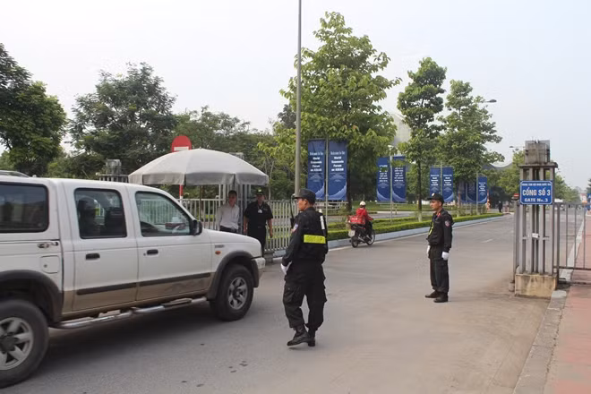 Để vừa tạo điều kiện cho quan khách tham dự sự kiện, vừa đảm bảo an ninh tuyệt đối, lực lượng CAND được chia làm nhiều vòng kiểm soát từ ngoài cổng xa cho tới tòa nhà Trung tâm Hội nghị Quốc gia.