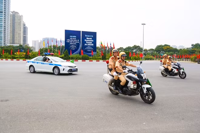 Trong những ngày diễn ra WEF ASEAN 2018, lực lượng Cảnh sát giao thông được giao trọng trách dẫn các đoàn đại biểu cấp cao, phân luồng giao thông để các đoàn đại biểu di chuyển dễ dàng, trách để ùn tắc giao thông và tăng cường tuần tra, xử lý tình huống.