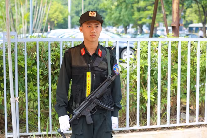 Một chiến sĩ CSCĐ canh gác bên ngoài khu vực Trung tâm Hội nghị Quốc gia.