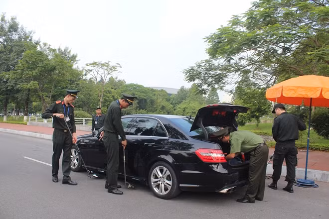 Toàn bộ phương tiện ra vào khu vực đều được soi chiếu, kiểm tra kĩ lưỡng. Được coi là một trong những hoạt động đối ngoại đa phương quan trọng và lớn nhất của Việt Nam trong năm 2018, Hội nghị WEF ASEAN bao gồm 55 thảo luận, tập trung vào những vấn đề chính phủ, doanh nghiệp và người dân các nước ASEAN quan tâm trong bối cảnh Cách mạng Công nghiệp 4.0.